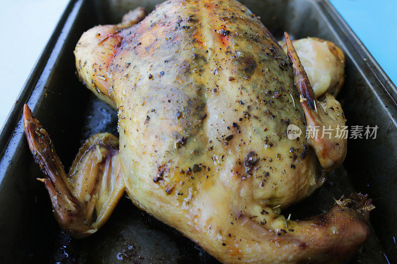 烤鸡的形象是在厨房的烤箱下，在不粘的烤盘里烤着，随时可以吃。周日的烧烤晚餐，酥脆的皮，香草鸡馅