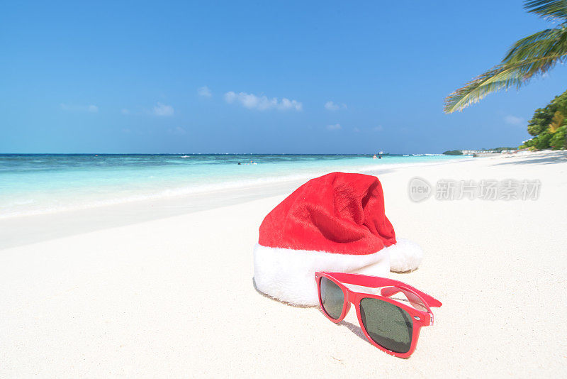 完美的圣诞假期-圣诞海滩假日概念