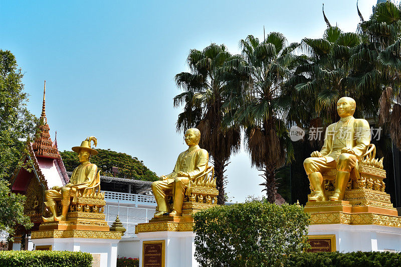 嵩山寺前有三座金像