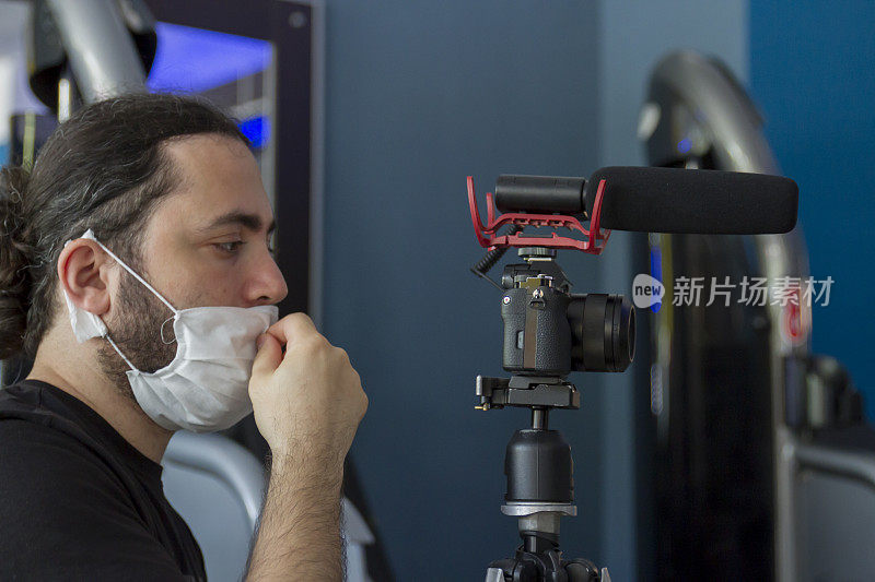 在冠状病毒的日子里，摄影师戴着外科口罩