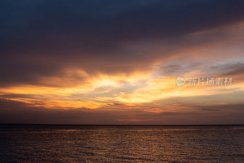 海面上美丽的云景，夕阳的镜头