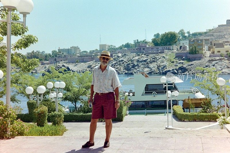 年代。一名游客乘坐旅馆的渡船横渡了尼罗河。阿斯旺,埃及。