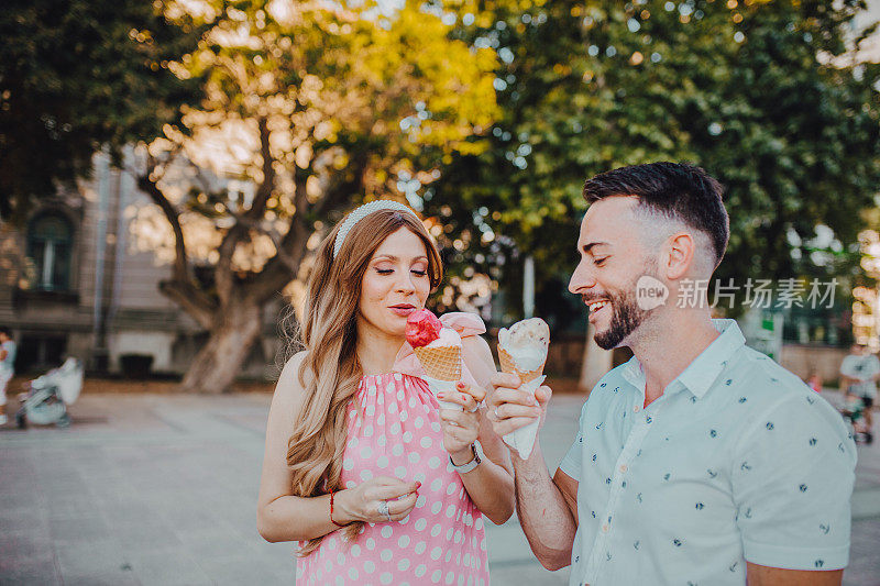 边散步边吃冰淇淋的情侣