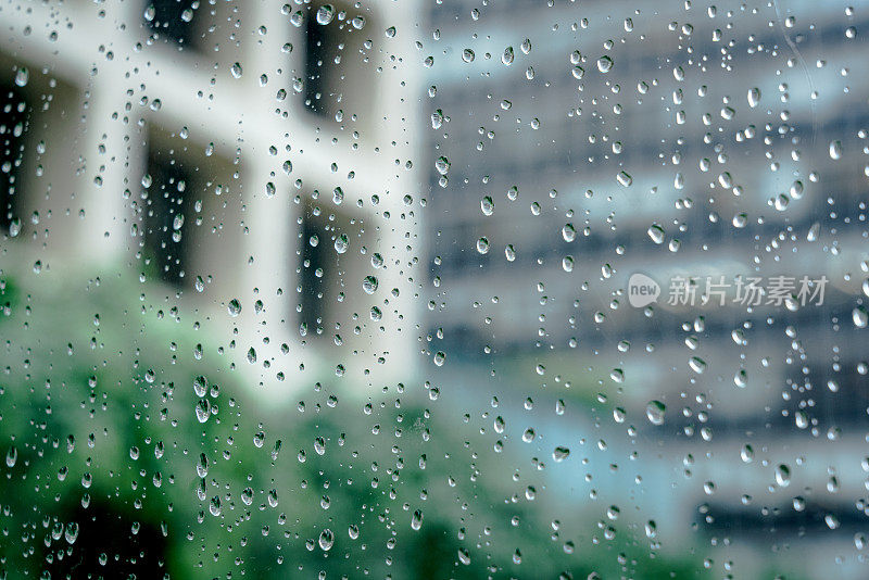 雨滴落在窗玻璃上，暴雨天。