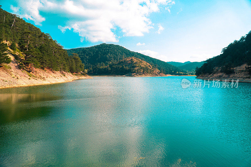 日落湖，碧水蓝天云天，山中森林远端，博鲁，土耳其