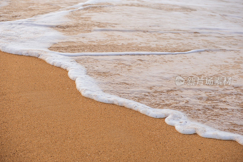 有海沫的海滩