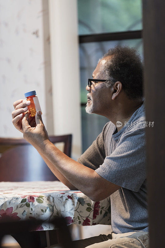 年长非裔美国人正在服用处方药