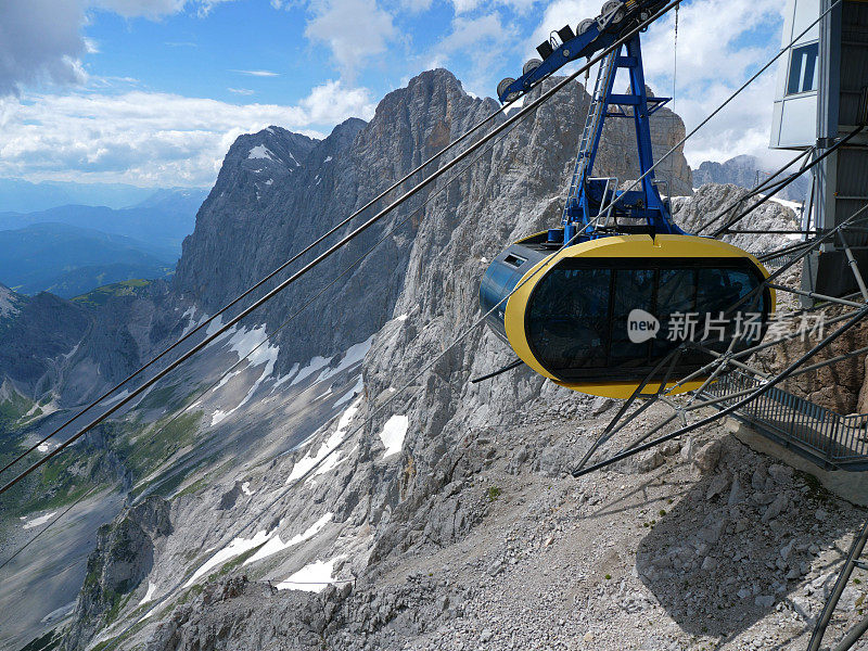 乘坐缆车或缆车前往奥地利阿尔卑斯山脉的达赫斯坦冰川山顶