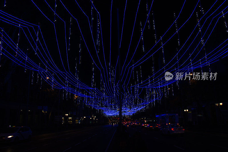 马德里街道上的圣诞彩灯。西班牙市中心的蓝色灯光和巨大的圣诞树