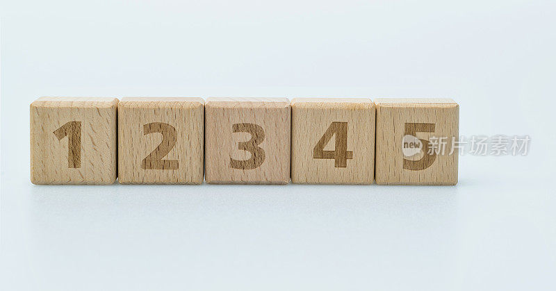 编号12345的木制玩具积木