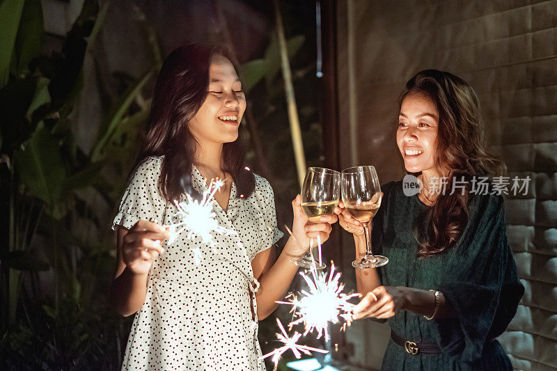 年轻的印尼女子与家人一起庆祝新年
