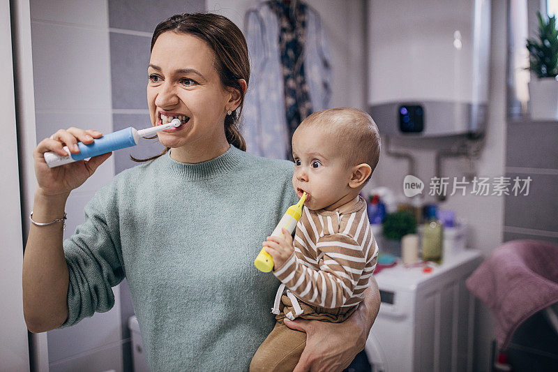 妈妈教儿子刷牙