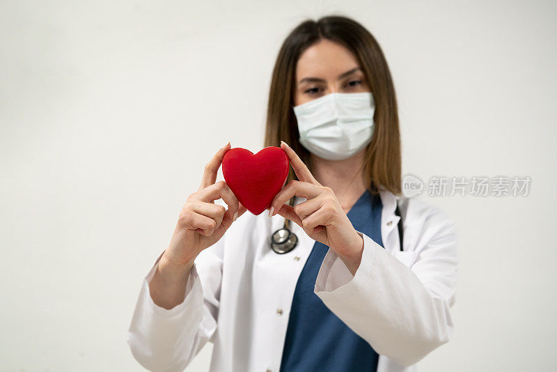 医学医生手拿红心形状，医学概念库存照片