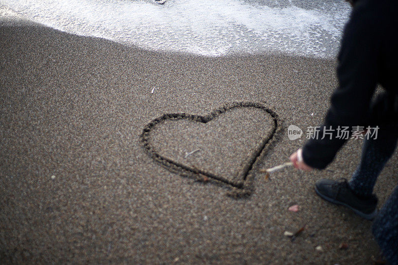 把爱画在沙子上