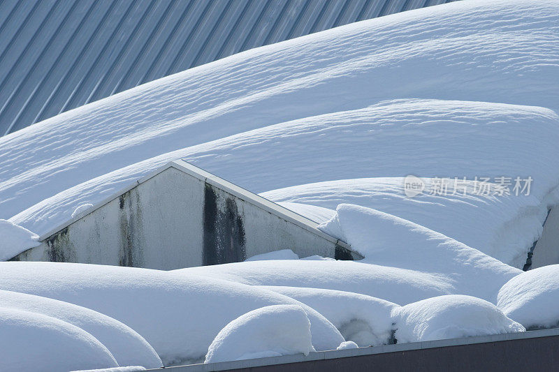 大雪过后房顶上堆积的雪