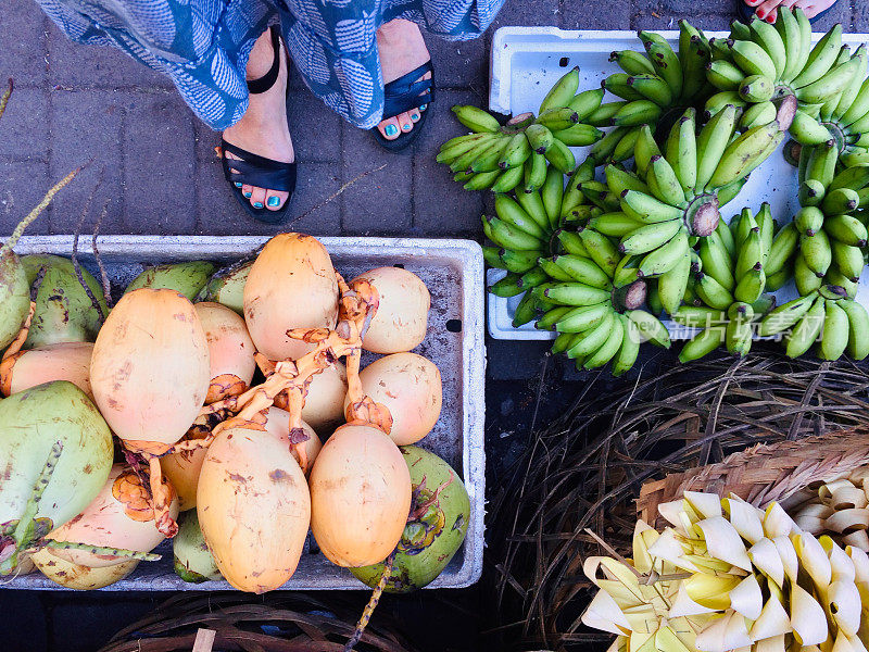 巴厘岛乌布传统食品市场上出售的食物