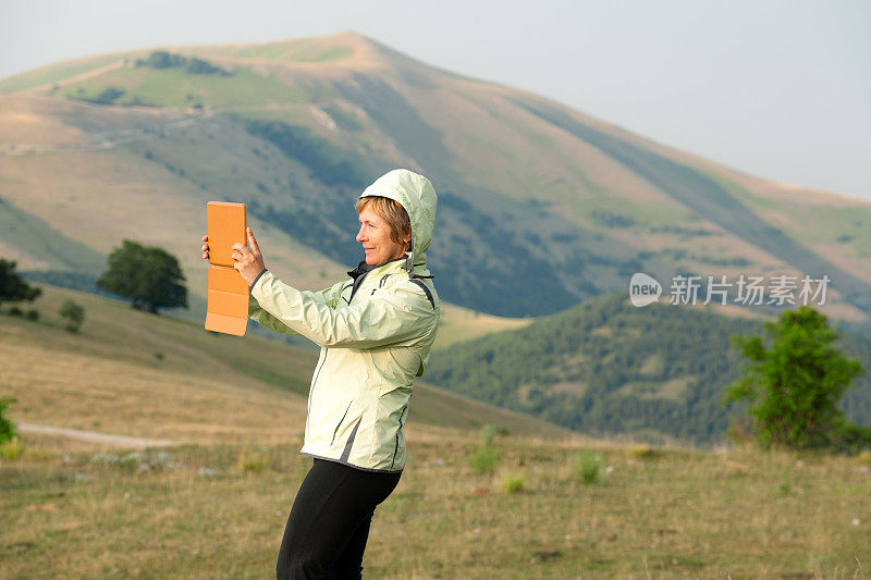 意大利卡斯泰鲁奇奥附近的山区里，成熟的女人在自拍