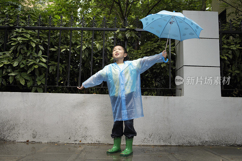 雨天玩耍的小男孩