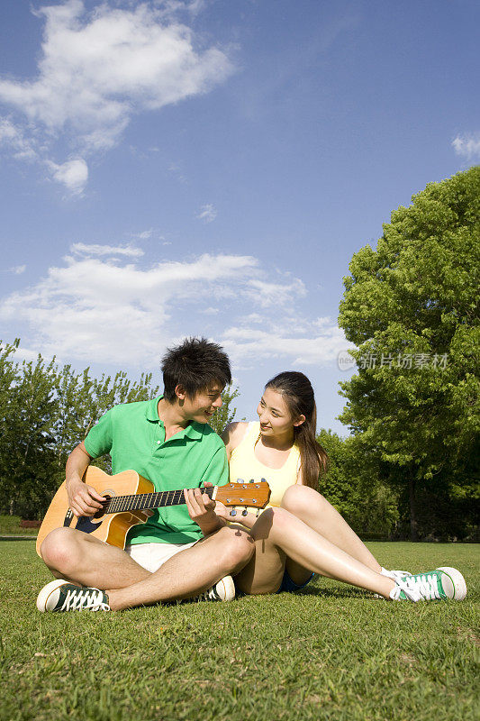 情侣公园弹吉他