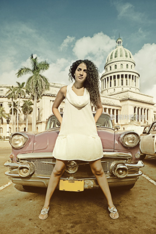 古巴哈瓦那，卡皮托里奥前年轻女子的复古肖像