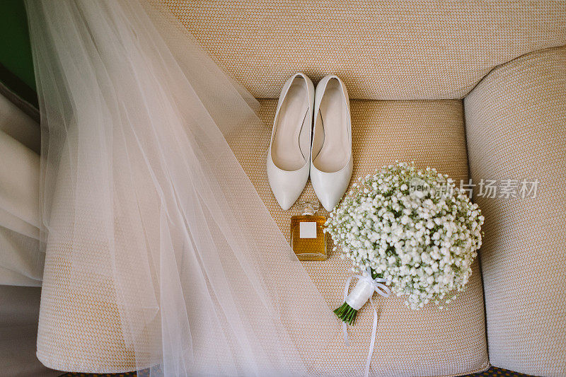 新娘花束、白鞋、香水和面纱