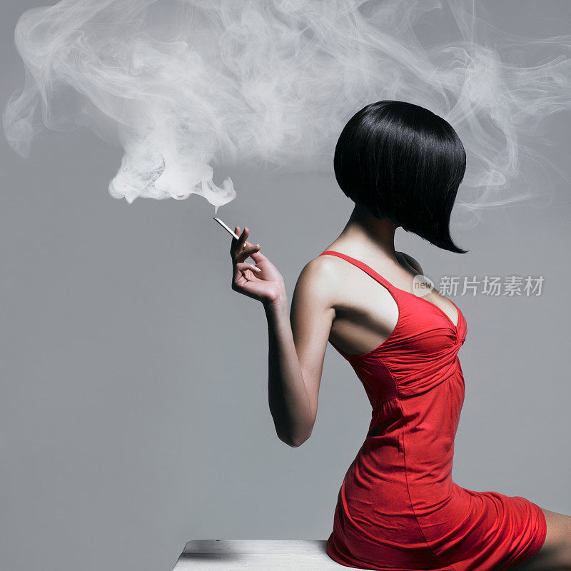 优雅的女士与香烟