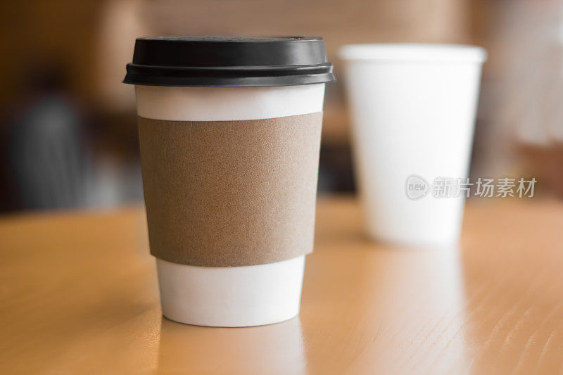 两个纸杯咖啡