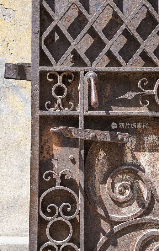 19世纪晚期锻造的铁门碎片。
