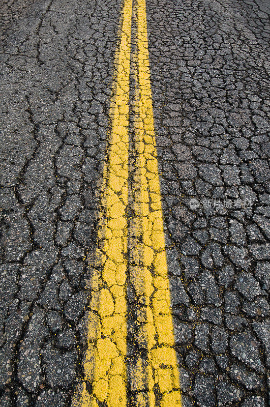 严重开裂的道路