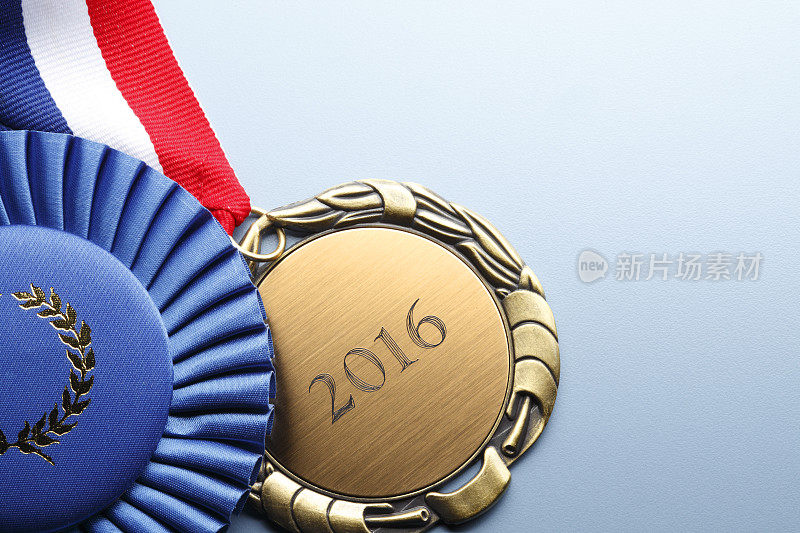2016年金牌，蓝丝带旁
