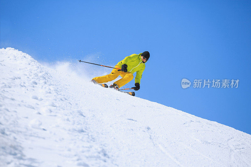 冬季运动老年人在阳光明媚的滑雪胜地滑雪