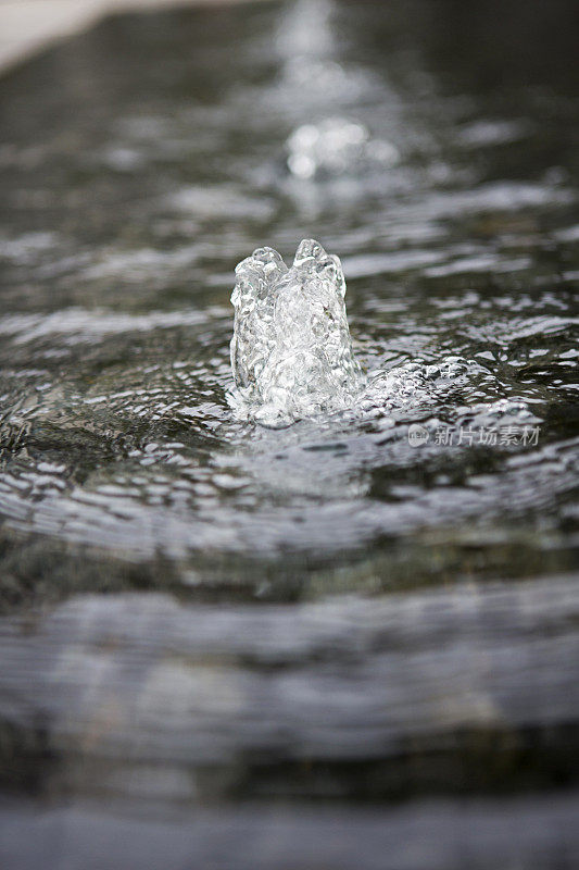 小的水溅