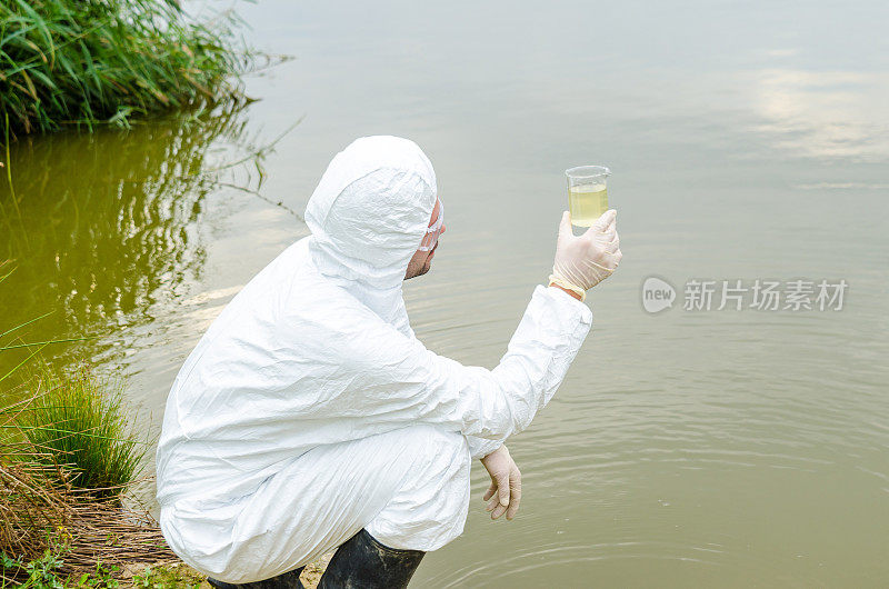 科学家检测有毒的水