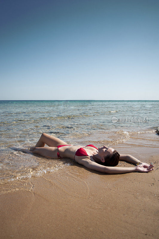 在浅海中休息的女人