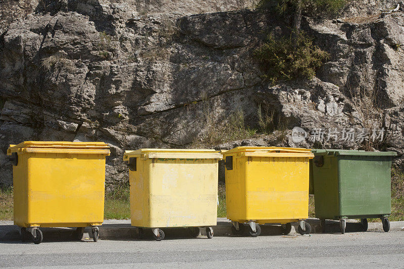 黄色和绿色的垃圾桶供回收。