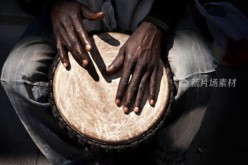一个人在敲非洲鼓