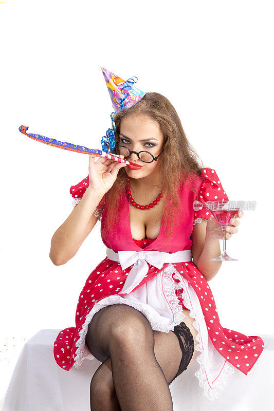 性感的女人，带着派对喇叭和生日帽。