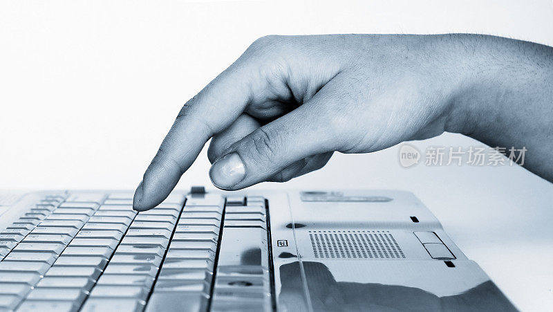 手指按键盘上的一个键