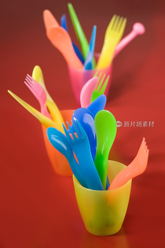 彩色的塑料餐具