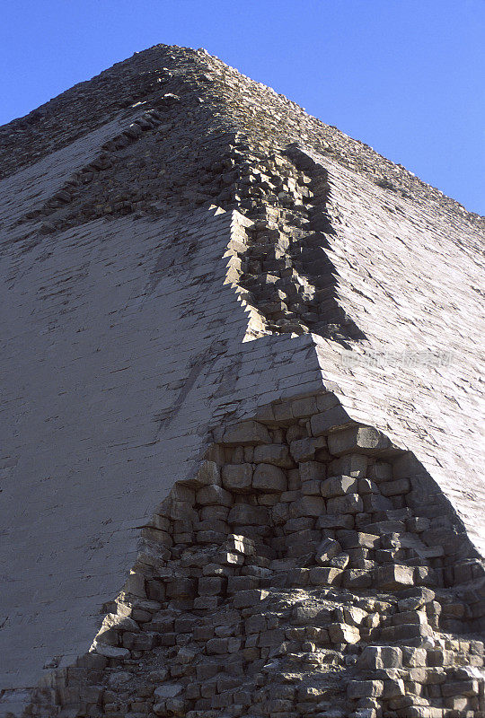 埃及的弯曲金字塔