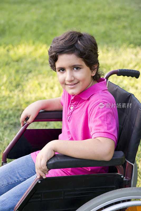 坐轮椅的小男孩