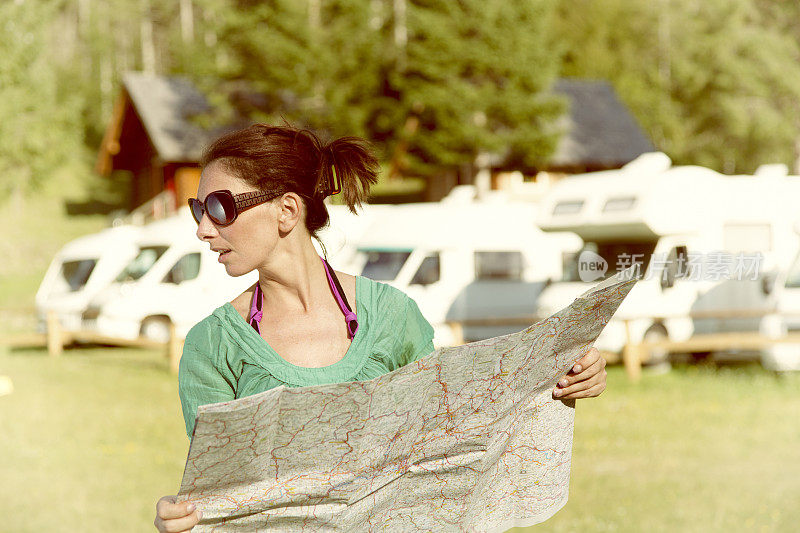 手持纸质地图的年轻女游客
