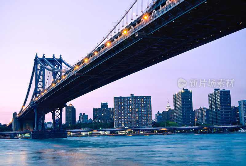 横跨纽约市东河的曼哈顿大桥