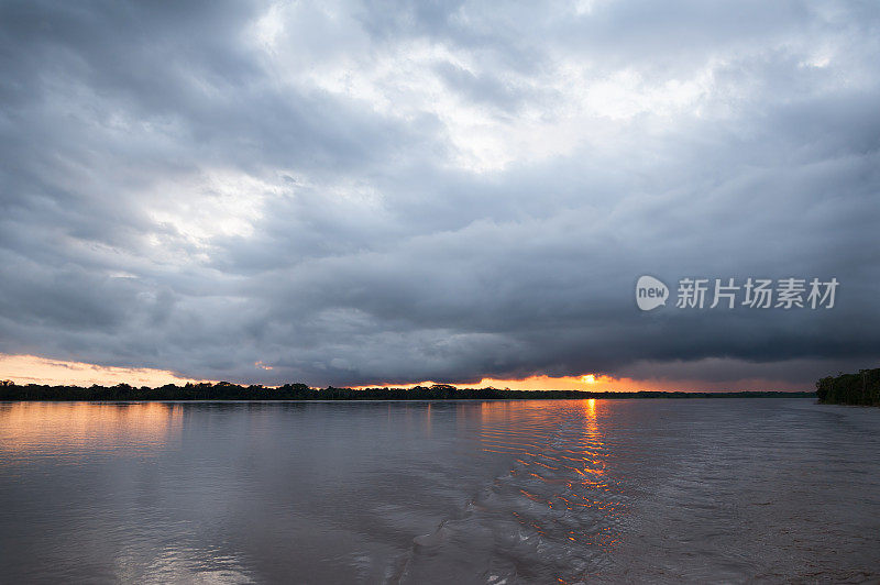 秘鲁亚马逊河上的日落
