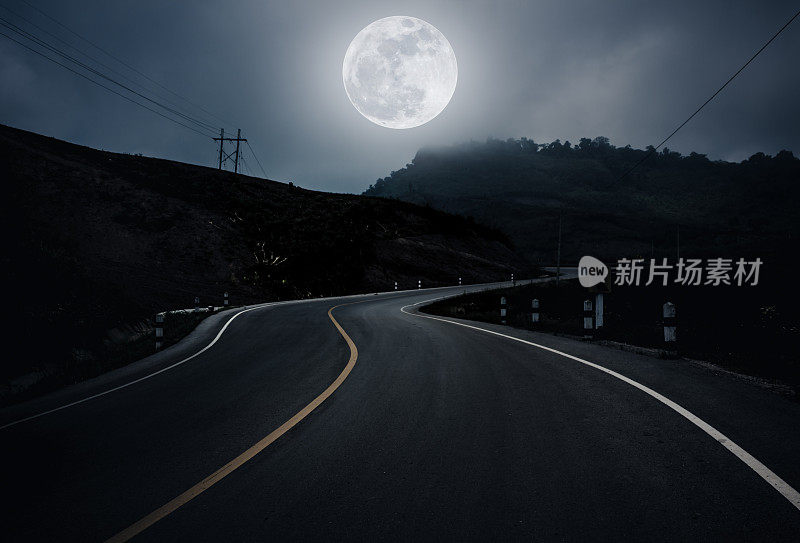 夜间景观与弯曲的道路在森林在国家