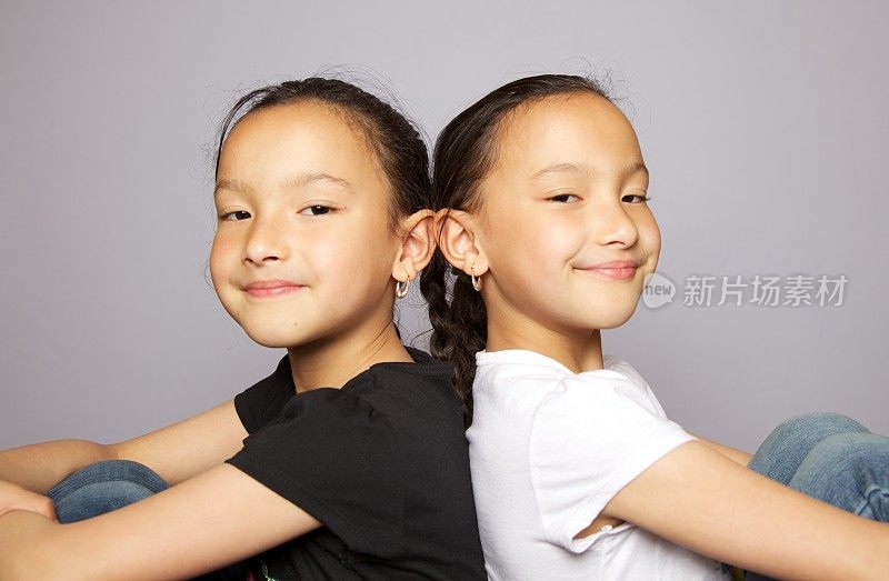 快乐的同卵亚洲双胞胎女孩