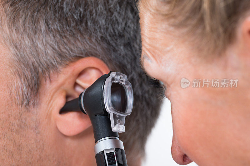 医生检查病人的耳朵