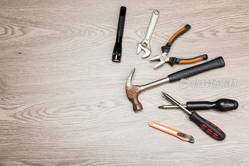 修理工具放在木桌上。