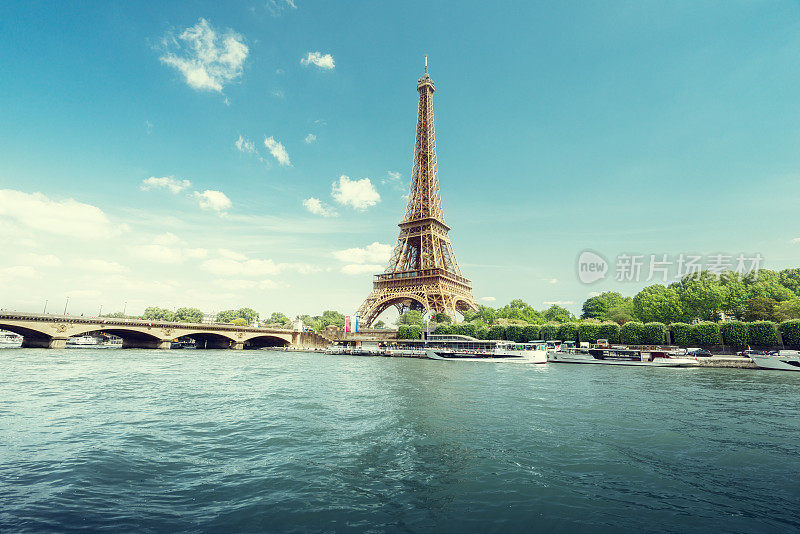 早上的巴黎塞纳河和埃菲尔铁塔