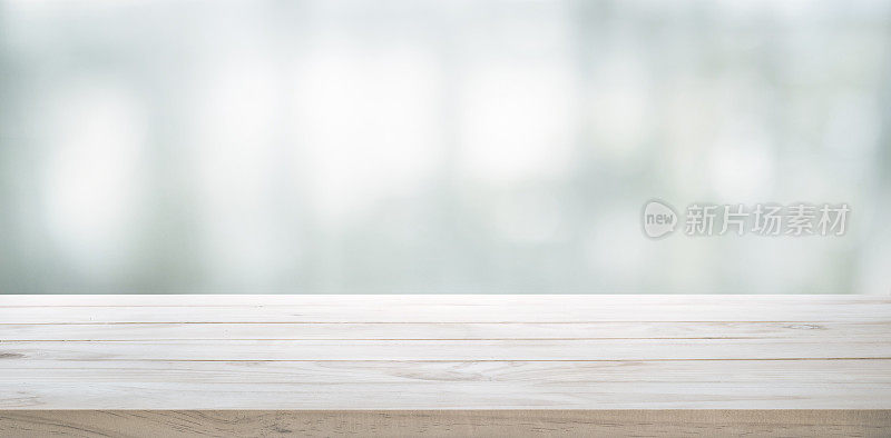 玻璃墙壁上的木质桌面抽象背景。